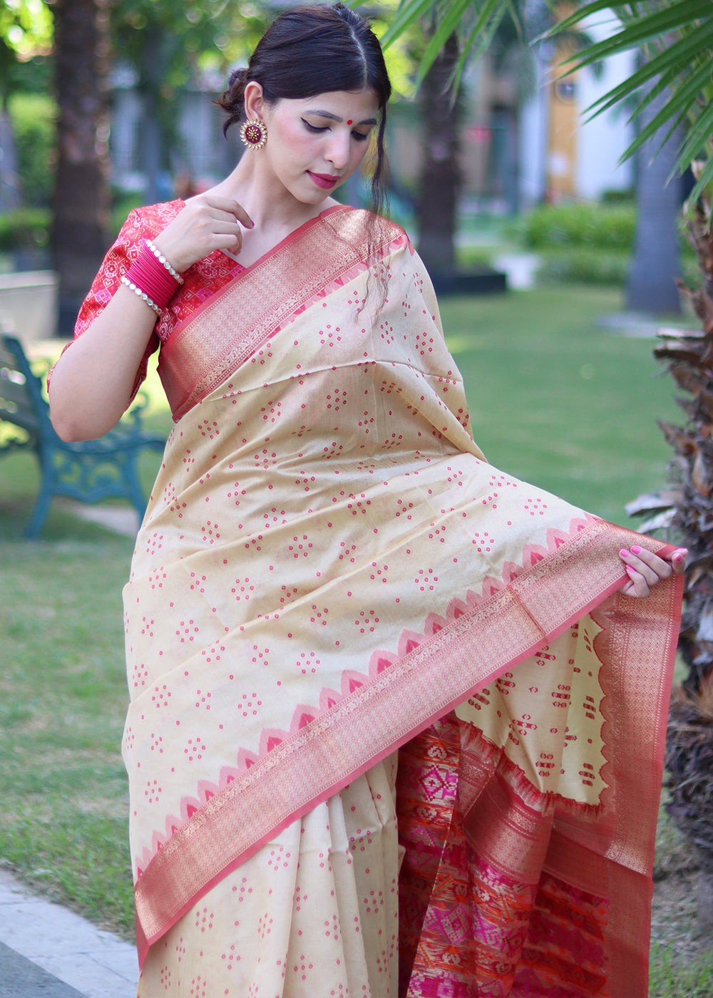 Cream White Raw Silk Saree with Intricate Patola Print & Zari Pallu