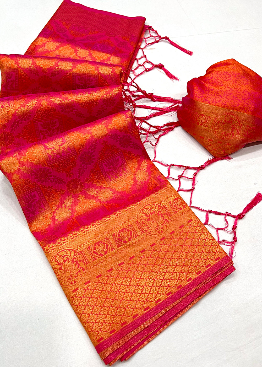 Neon Fuschia Pink Dual Tone Kanjivaram Silk Saree Featuring Traditional Handloom Weave