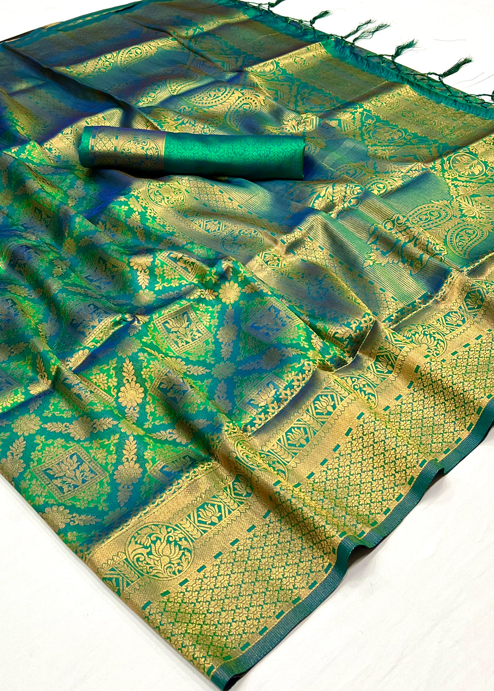 Jade Green Dual Tone Kanjivaram Silk Saree Featuring Traditional Handloom Weave