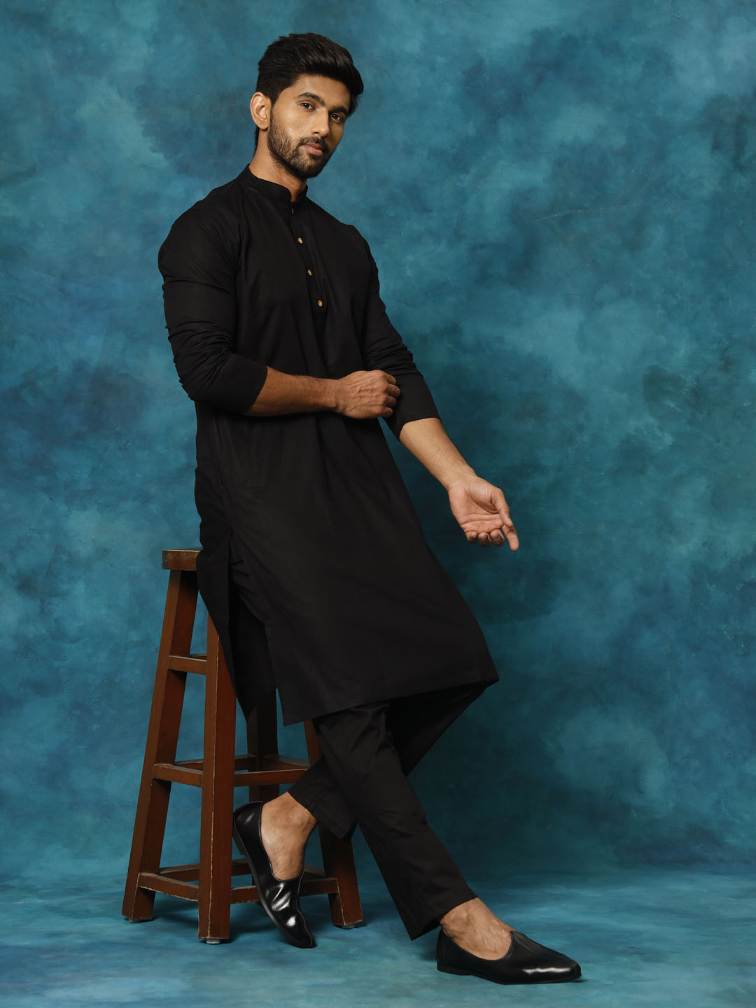 Sarvati Men's Black Cotton Blend Kurta Pyjama Set