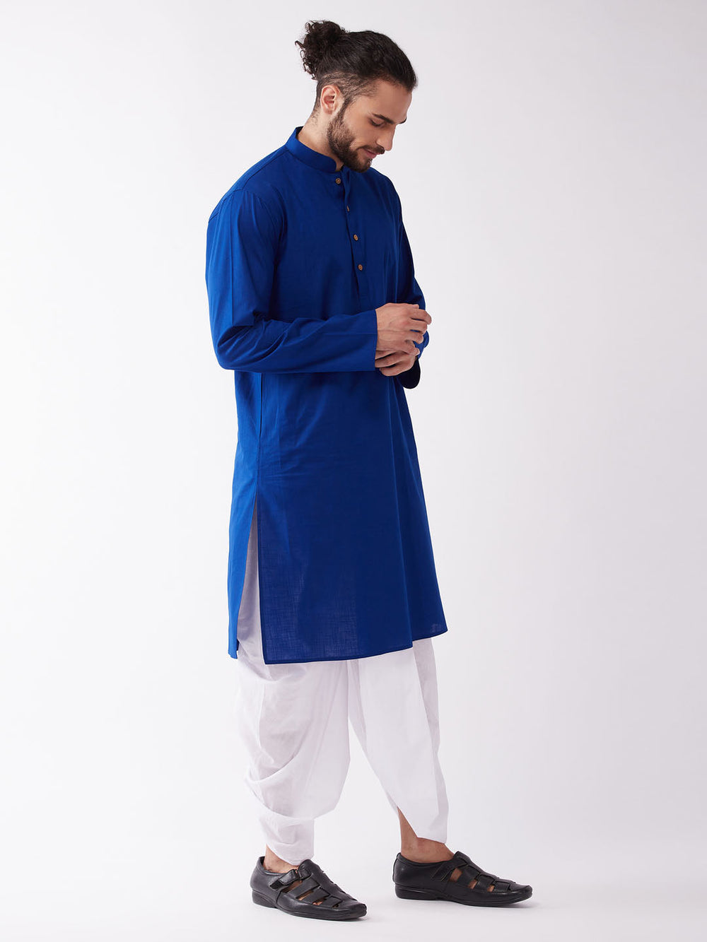 Sarvati Men's Blue And White Cotton Blend Kurta And Dhoti Set