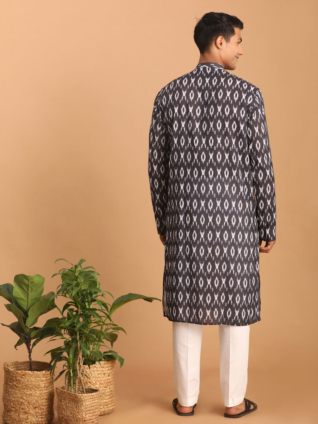 Sarvati Men's Black Ikkat Print Cotton Kurta With Pant set