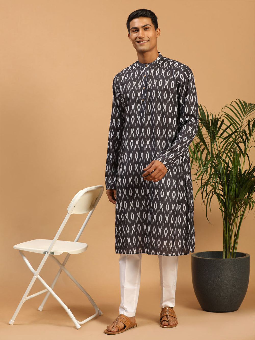 Sarvati Men's Black Ikkat Print Cotton Kurta With Pant set