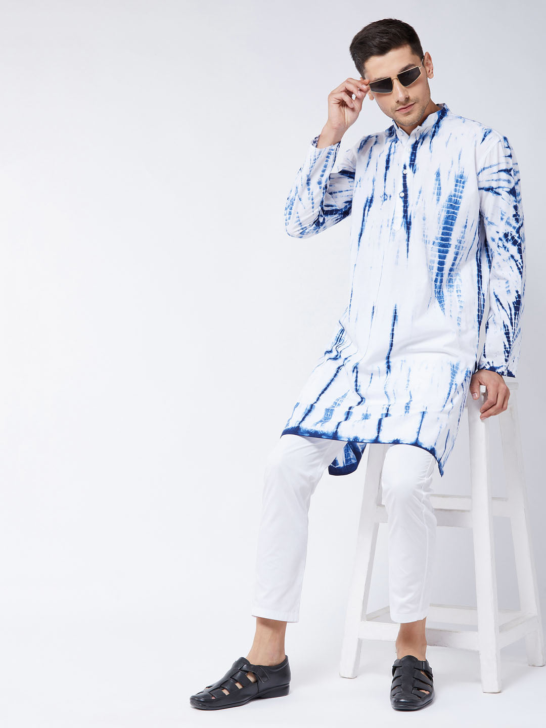 Sarvati Men's Blue And White Cotton Kurta Pyjama Set