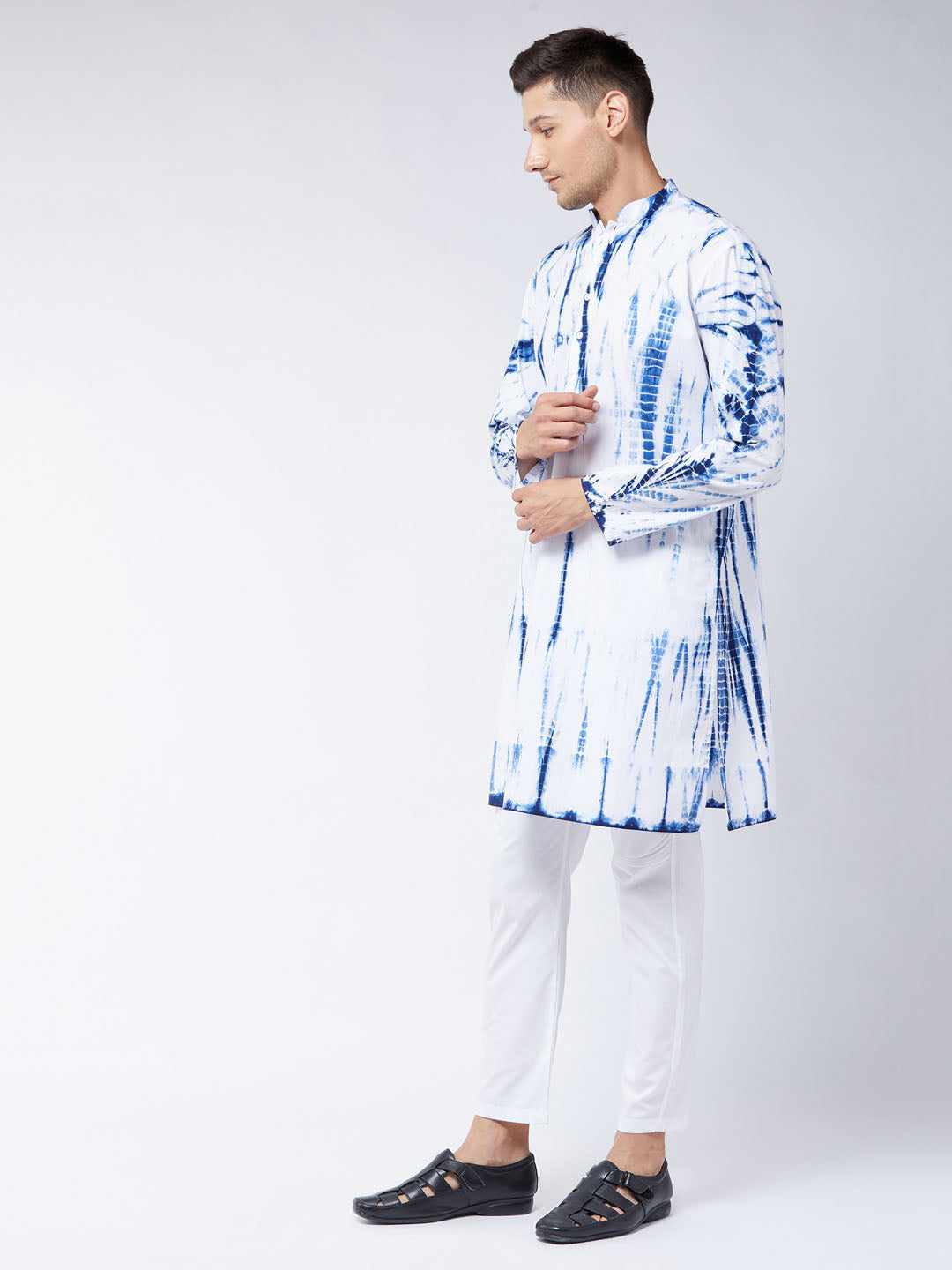 Sarvati Men's Blue And White Cotton Tie Dye Kurta And Solid Pant Style Cotton Pyjama Set