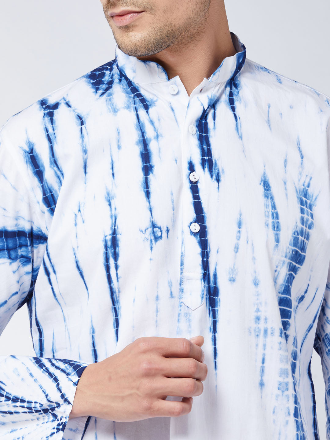 Sarvati Men's Blue And White Cotton Tie Dye Kurta And Solid Pant Style Cotton Pyjama Set