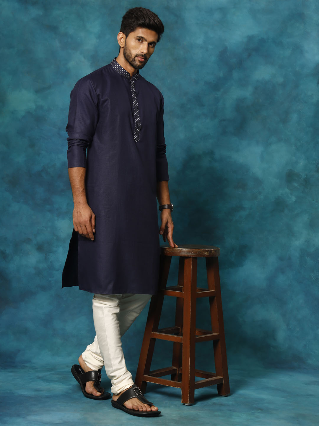 Sarvati Men's Navy Blue And Cream Cotton Blend Kurta Pyjama Set