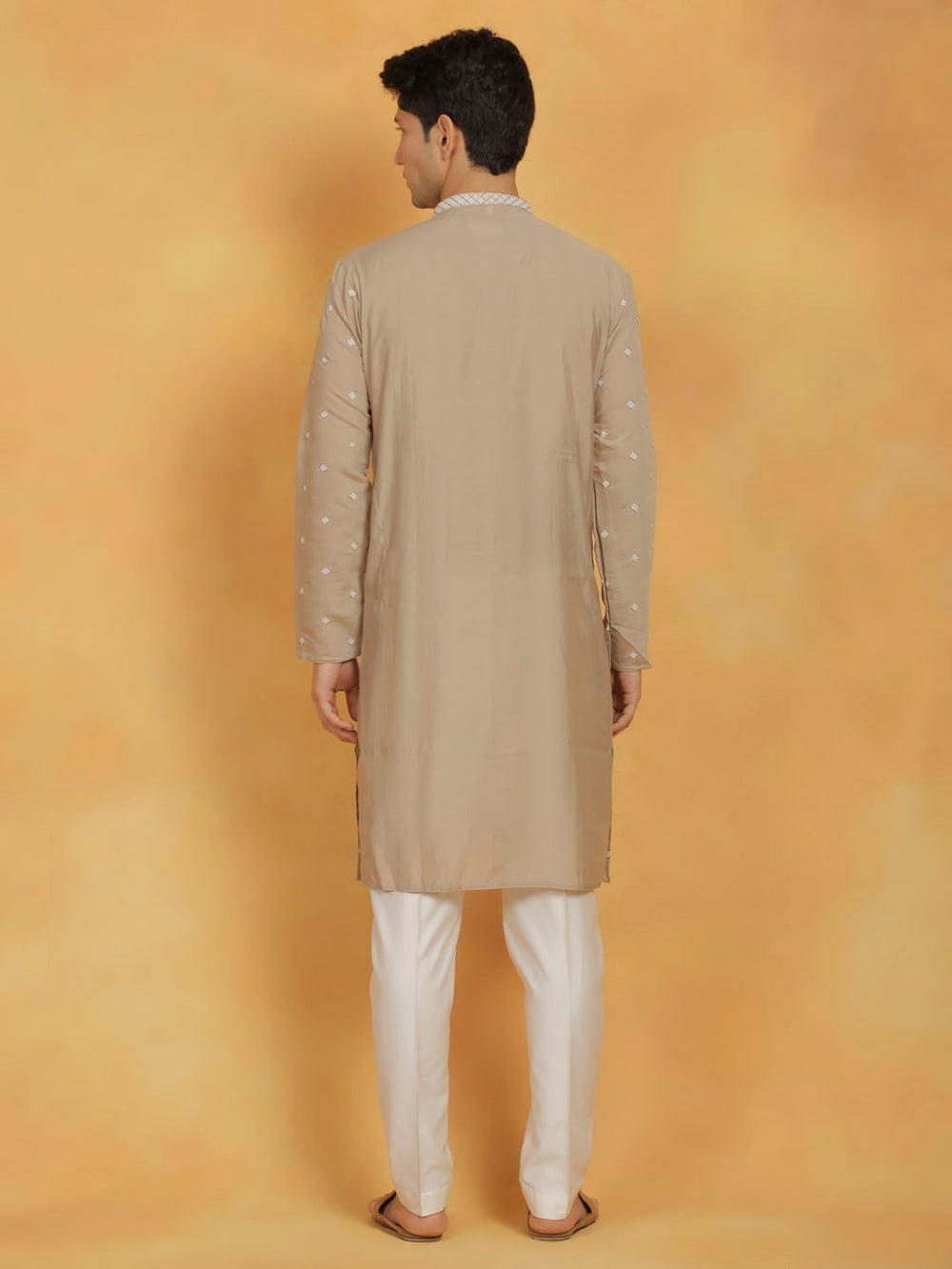 Sarvati Men's Gray And White Silk Blend Kurta And Pyjama Set