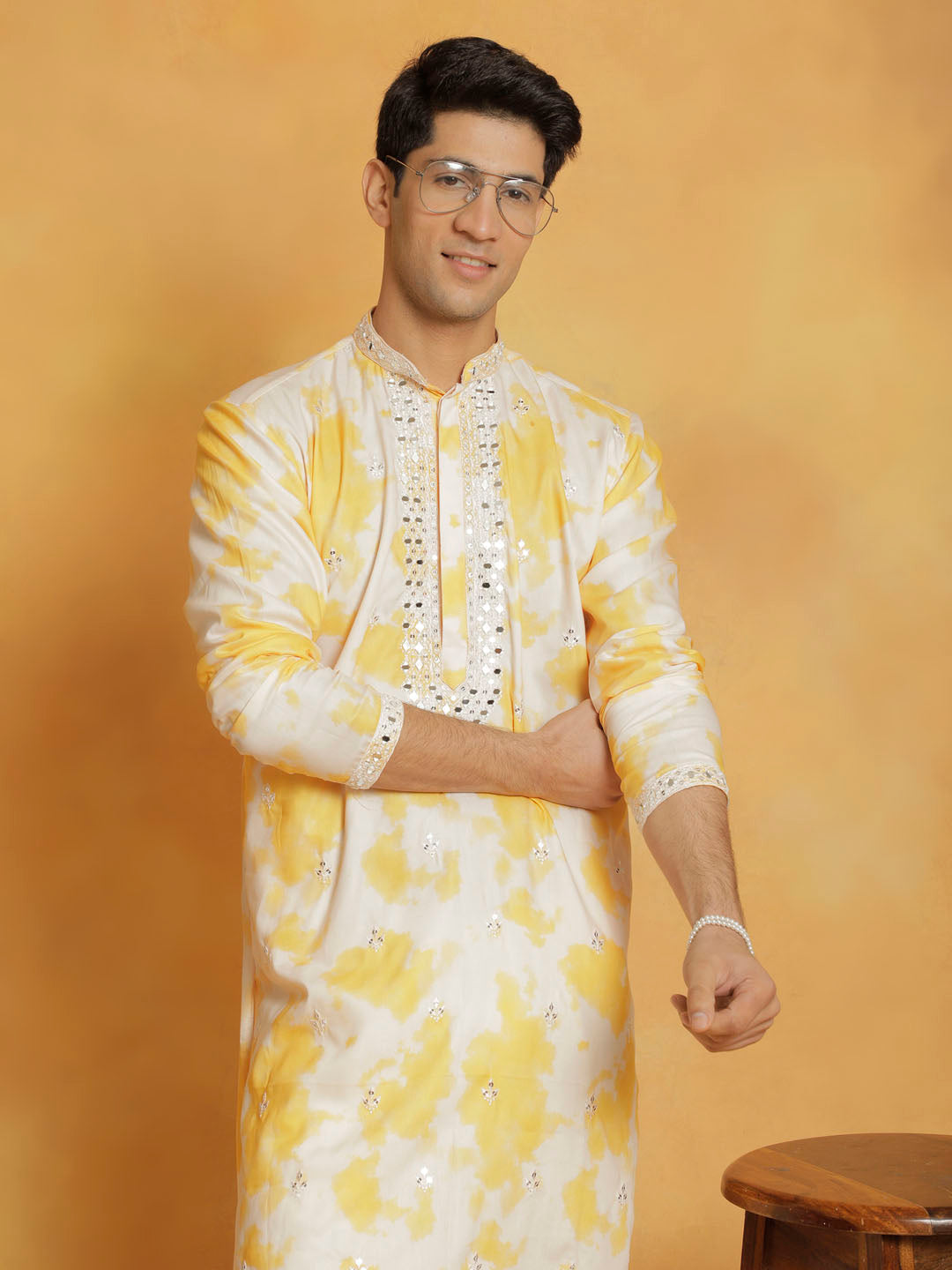 Sarvati Men's Yellow And Cream Cotton Blend Kurta And Pyjama Set