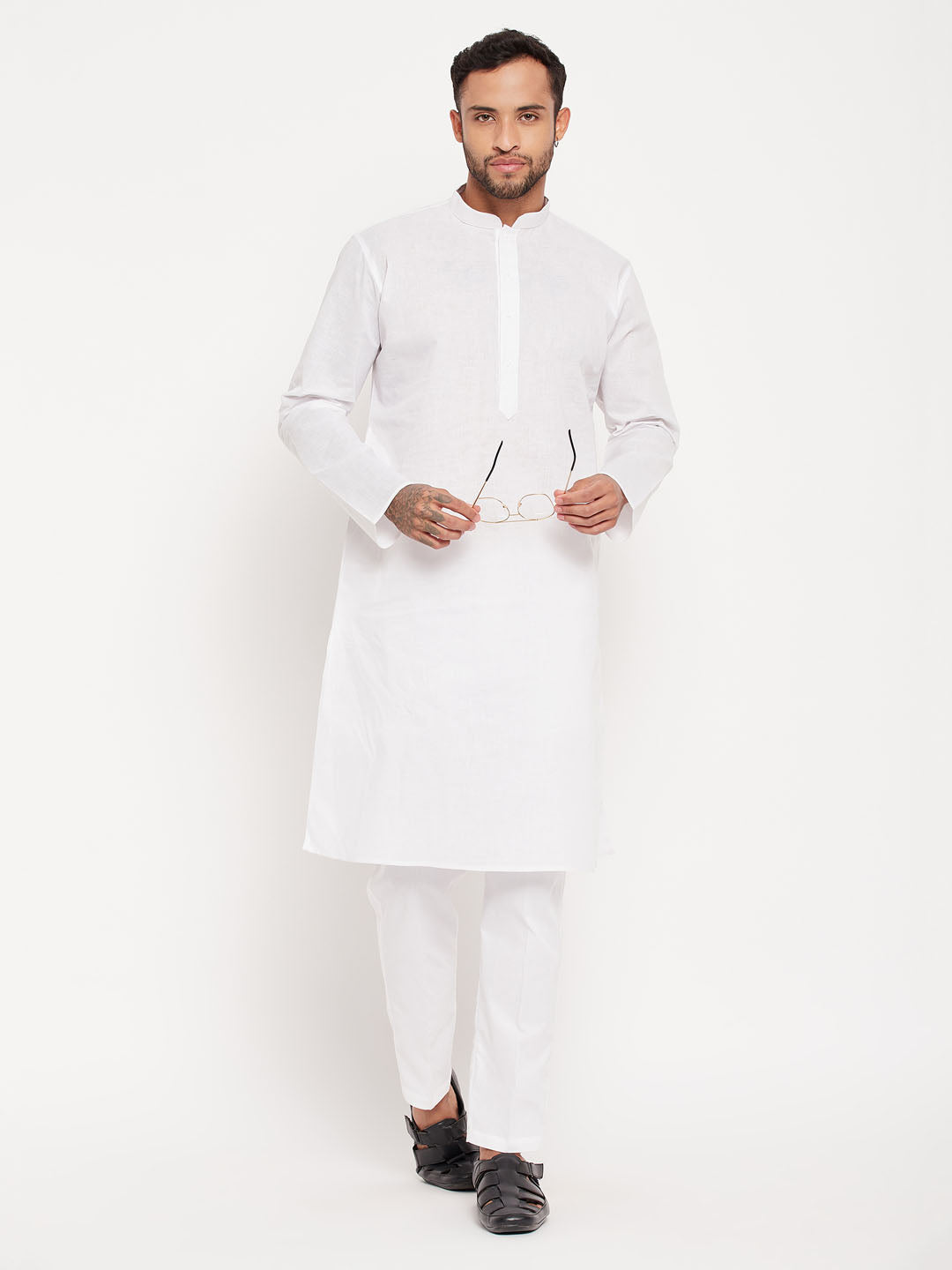 Sarvati Men's White Kurta And Pant Style Pajama Set