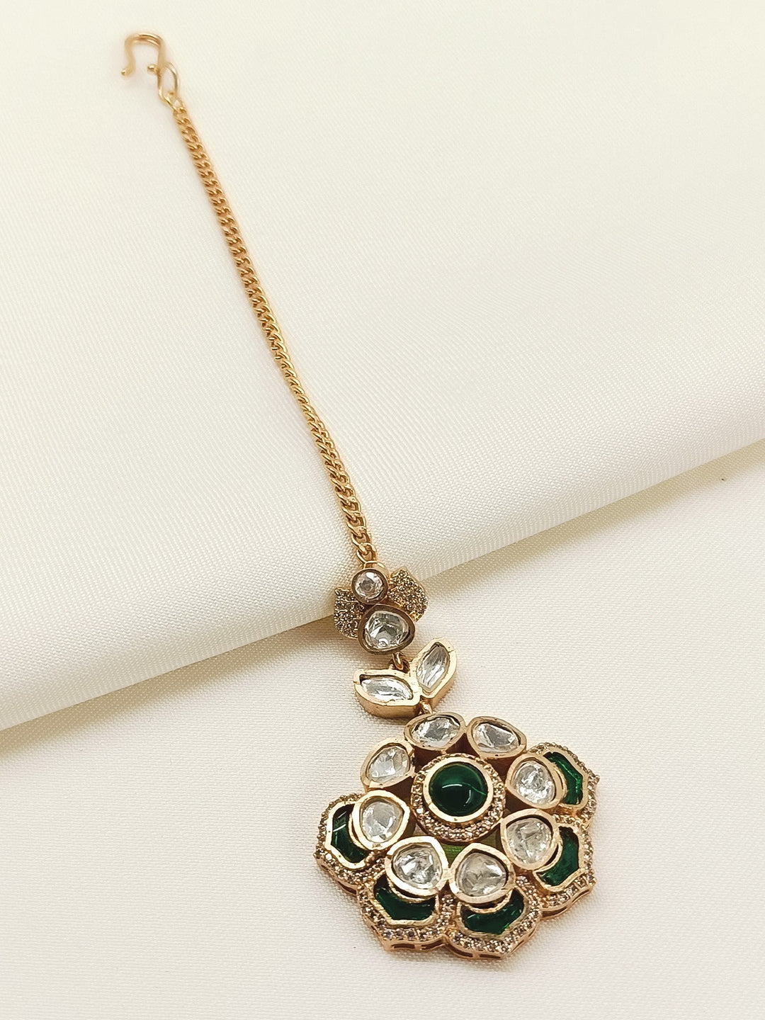 Vandana Emerald Kundan Maangtikka